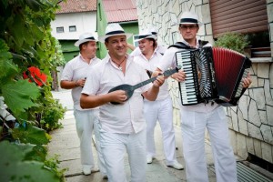 480118_588875807806213_274298409_n